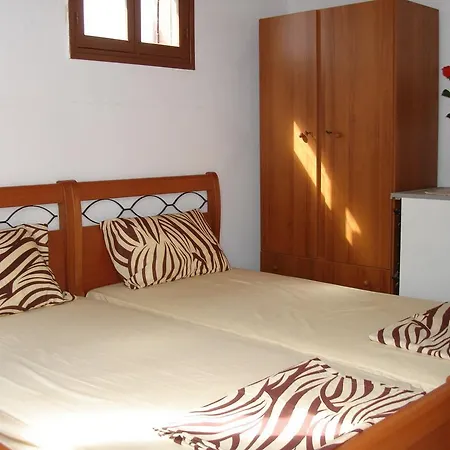 Elena Apartman Líndosz
